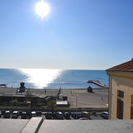 Litus Roma Hostel Лидо ди Остия Екстериор снимка View of the sea from the town hall
