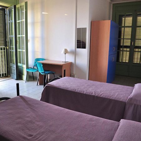 Litus Roma Hostel Лидо ди Остия Екстериор снимка A typical bedroom in a residence hall