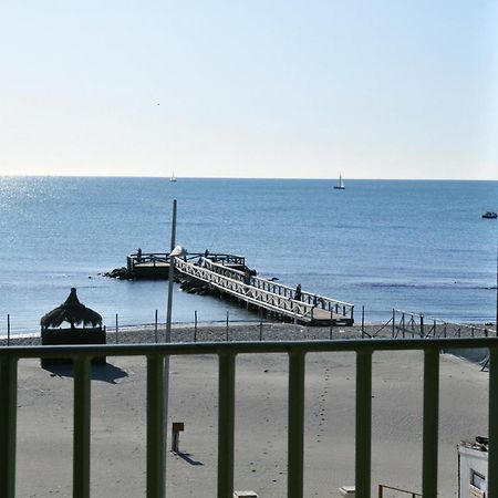 Litus Roma Hostel Лидо ди Остия Екстериор снимка The pier at the end of the promenade