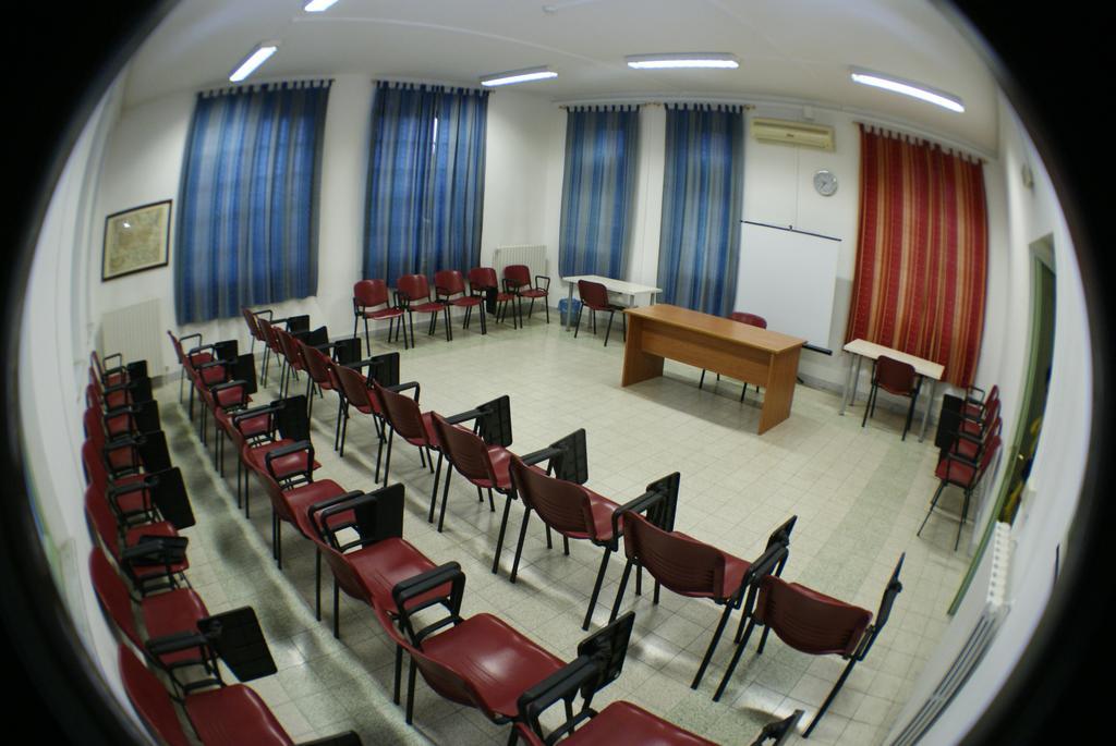 Litus Roma Hostel Лидо ди Остия Екстериор снимка A classroom at the university