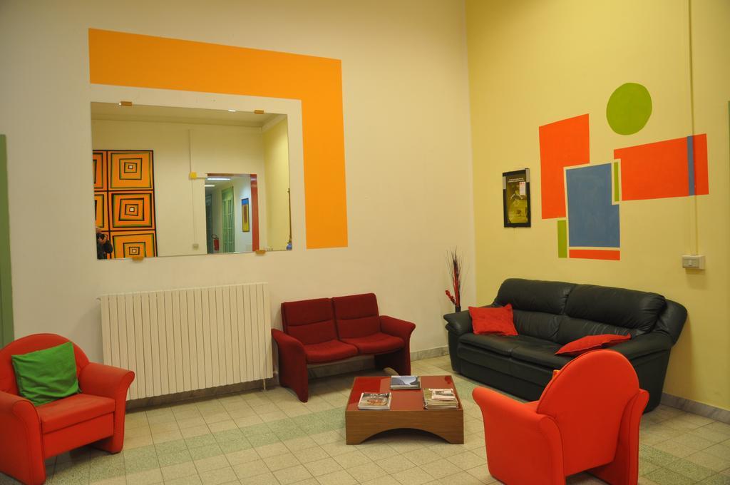 Litus Roma Hostel Лидо ди Остия Екстериор снимка The waiting room of a dental practice