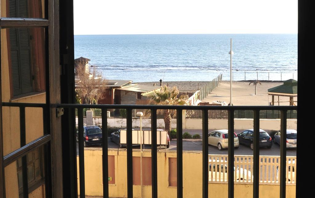 Litus Roma Hostel Лидо ди Остия Екстериор снимка View of the sea from a balcony in the city