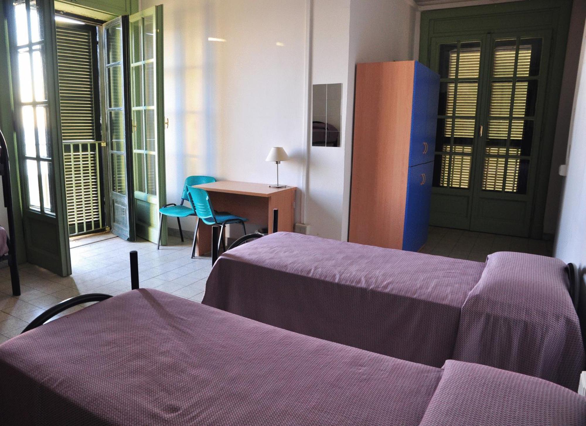 Litus Roma Hostel Лидо ди Остия Екстериор снимка A typical bedroom in a residence hall