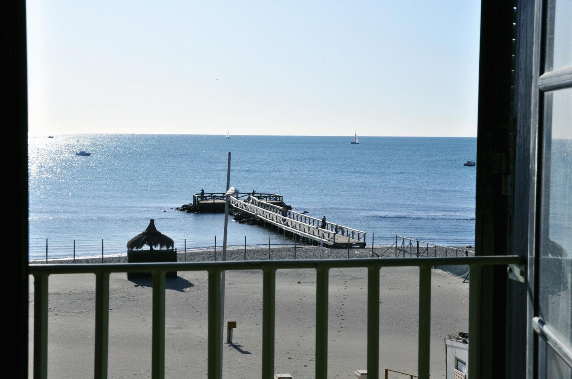 Litus Roma Hostel Лидо ди Остия Екстериор снимка The pier at the end of the promenade