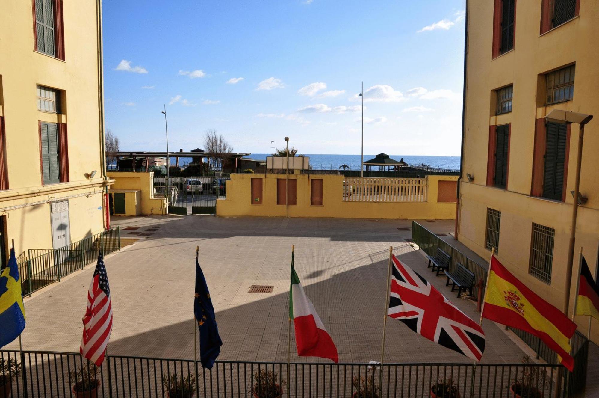 Litus Roma Hostel Лидо ди Остия Екстериор снимка The courtyard of the International School of Rome