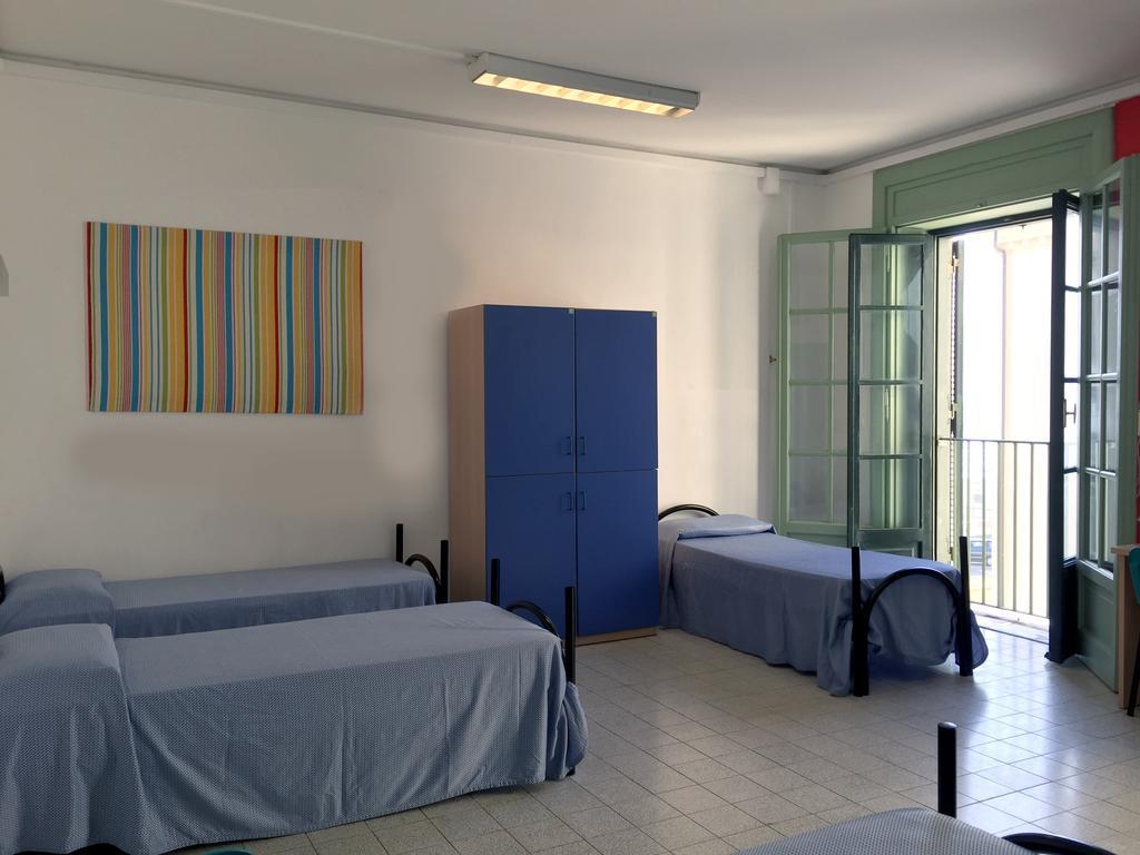 Litus Roma Hostel Лидо ди Остия Екстериор снимка A typical bedroom in a residence hall