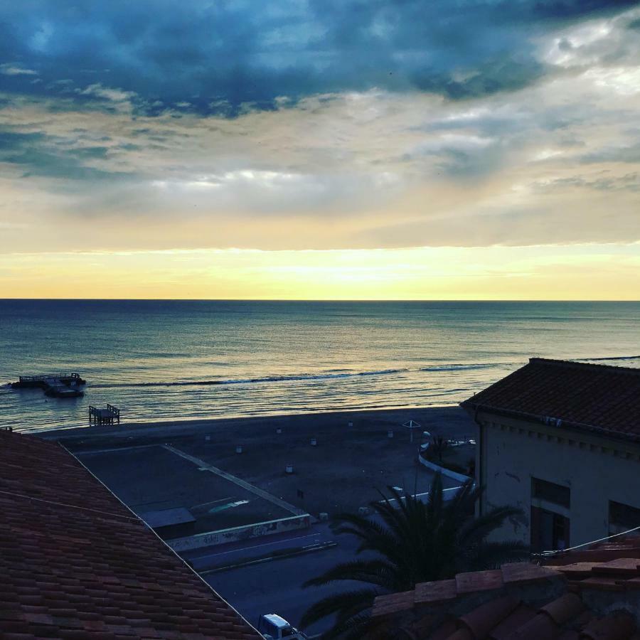 Litus Roma Hostel Лидо ди Остия Екстериор снимка Sunset at the beach of San Benedetto del Tronto