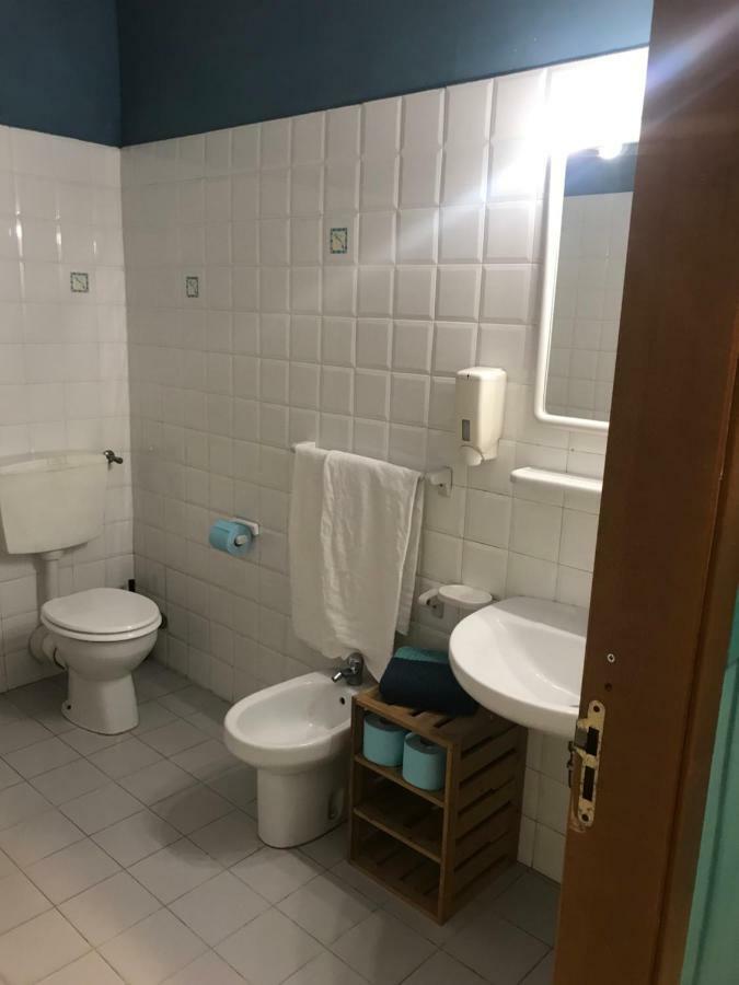Litus Roma Hostel Лидо ди Остия Екстериор снимка Bathroom in Italy